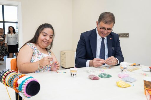 İzmir Büyükşehir Belediyesi, engelli yurttaşlara ve ailelerine yönelik çalışmaların yürütüldüğü