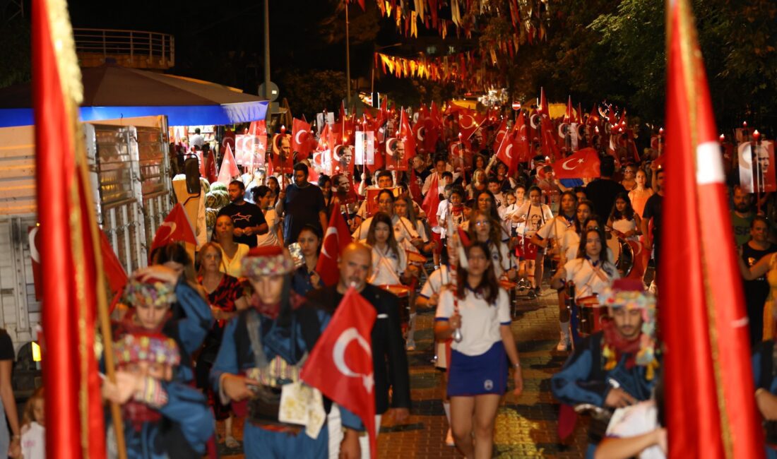 Başkan Sengel: “Nice Zaferlerimiz Olsun Efes Selçuk!” – 30 Ağustos Kutlamaları Doruğa Çıktı Efes Selçuk Belediyesi, 30 Ağustos Zafer Bayramı'nı fener alayı ve