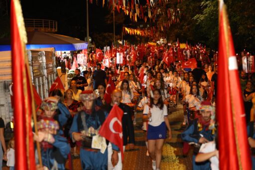 Efes Selçuk Belediyesi, 30 Ağustos Zafer Bayramı'nı fener alayı ve