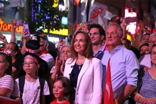 Karşıyaka Belediyesi'nin 30 Ağustos Zafer Bayramı kutlamaları, muhteşem bir fener
