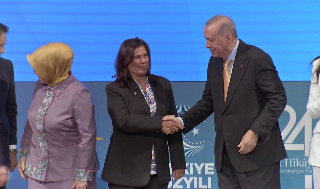 Aydın Büyükşehir Belediye Başkanı Özlem Çerçioğlu, siyasi kariyerine AK Parti'de