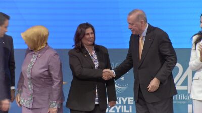 Aydın Büyükşehir Belediye Başkanı Özlem Çerçioğlu, siyasi kariyerine AK Parti'de