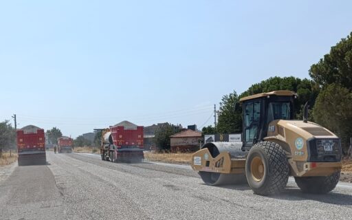 Manisa Büyükşehir Belediyesi, il genelinde yürüttüğü asfalt çalışmaları ile vatandaşların