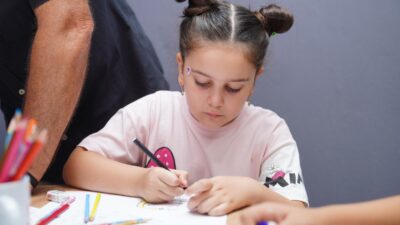 Ayvalık Belediyesi tarafından düzenlenen Karikatür Atölyesi’nde, Kırlangıç Yaşam Merkezi Oktay