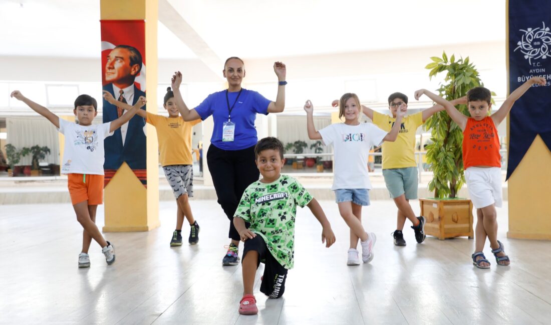 Aydın Büyükşehir Belediyesi’nin yaz kursları kapsamında düzenlediği halk oyunları eğitimlerinde