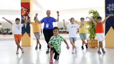 Aydın Büyükşehir Belediyesi’nin yaz kursları kapsamında düzenlediği halk oyunları eğitimlerinde