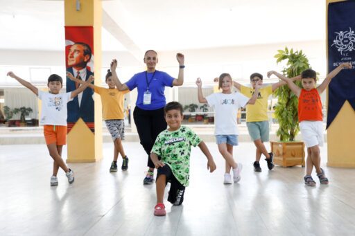 Aydın Büyükşehir Belediyesi’nin yaz kursları kapsamında düzenlediği halk oyunları eğitimlerinde