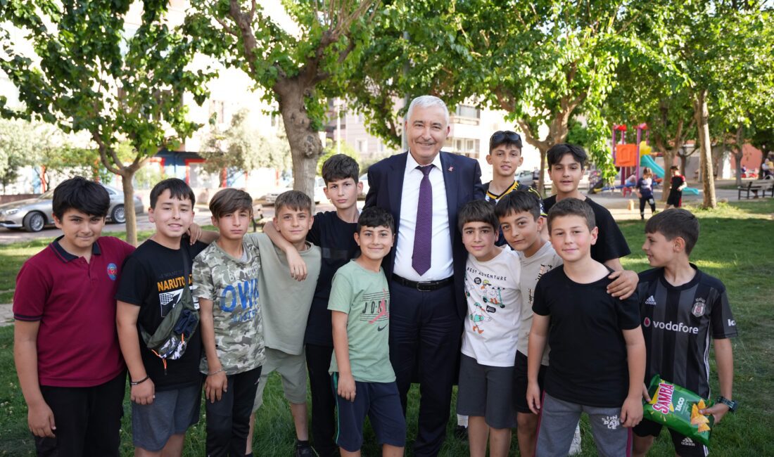 KEMALPAŞA’YA 17 YENİ MİNİ FUTBOL SAHASI Kemalpaşa Belediyesi, çocukların ve gençlerin güvenli ve konforlu ortamlarda spor