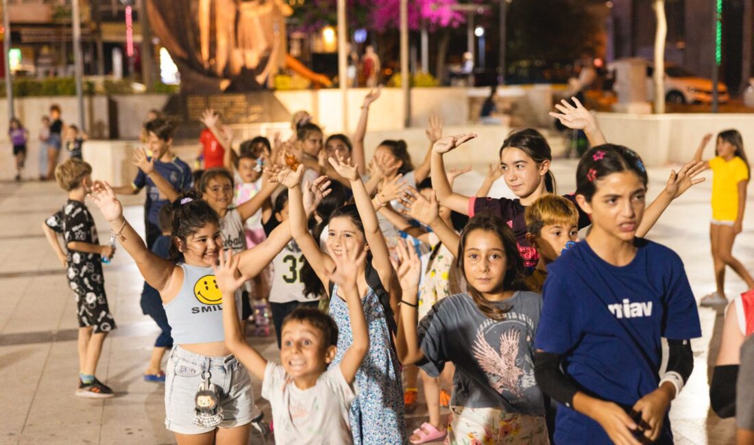 Yaz tatilinin keyfini çıkaran çocuklara, Balçova Belediye Başkanı Onur Yiğit’ten