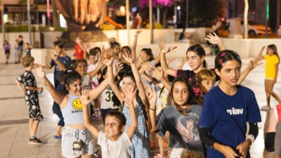 Yaz tatilinin keyfini çıkaran çocuklara, Balçova Belediye Başkanı Onur Yiğit’ten