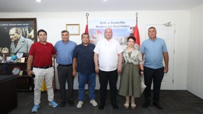 Menderes Belediye Başkanı İlkay Çiçek, Menderes Muhtarlar Derneği’ni ağırladı. Toplantıda