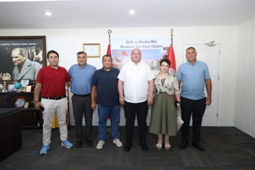 Menderes Belediye Başkanı İlkay Çiçek, Menderes Muhtarlar Derneği’ni ağırladı. Toplantıda