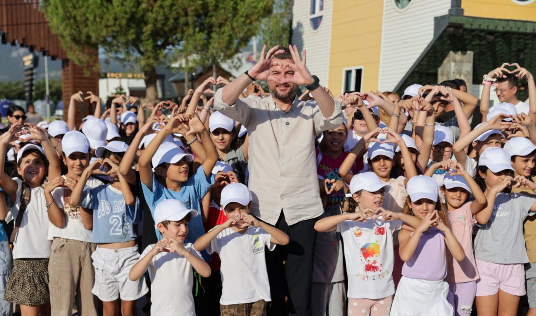 Başkan Duman’dan çocuklara lunapark sürprizi Buca Belediye Başkanı Görkem Duman, ilçenin dezavantajlı mahallelerinde yaşayan çocuklara