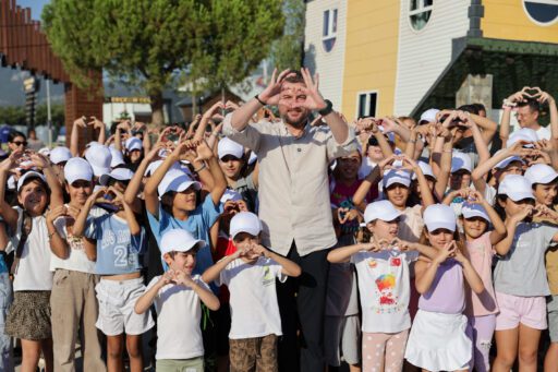 Başkan Duman’dan çocuklara lunapark sürprizi Buca Belediye Başkanı Görkem Duman, ilçenin dezavantajlı mahallelerinde yaşayan çocuklara