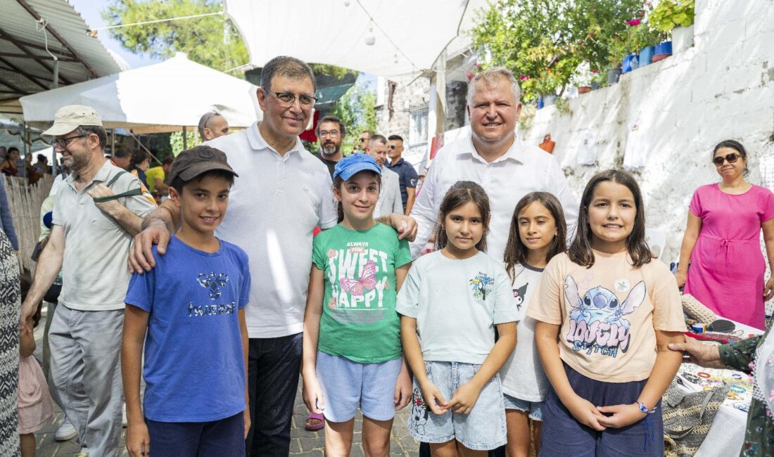 Urla'da düzenlenen Barbaros Oyuk (Korkuluk) Festivali, renkli görüntülere ve coşkulu