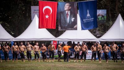 Organizasyonda güreşen belediye sporcularını örnek gösteren Başkan Tugay, “Bundan sonraki