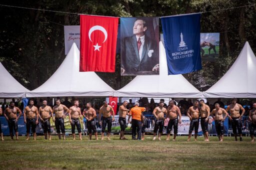 Organizasyonda güreşen belediye sporcularını örnek gösteren Başkan Tugay, “Bundan sonraki