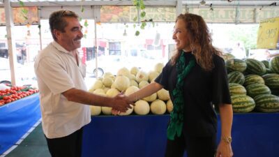 Karşıyaka Belediye Başkanı Yıldız Ünsal, Nergiz ve Goncalar mahallelerinde vatandaşlarla
