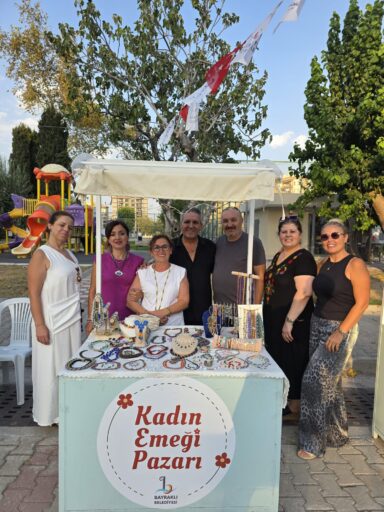 Bayraklı Belediyesi’nin Mansuroğlu Mahallesi’nde düzenlediği Kadın Emeği Pazarı, ziyaretçi akınına
