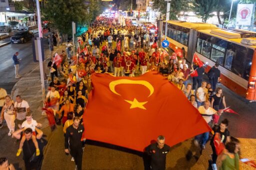 Buca’da Zafer Bayramı coşkusu Aydilge konseri ile taçlandı