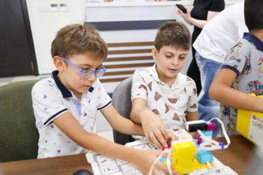 Buca Belediyesi’nin 9-14 yaş arası öğrenciler için başlattığı robotik kodlama