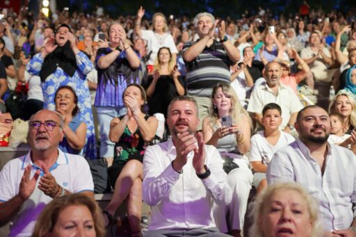 Buca'da Zeki & Metin Amfi Tiyatro Coşkulu Bir Açılışla Sanatseverlere Kapılarını Açtı