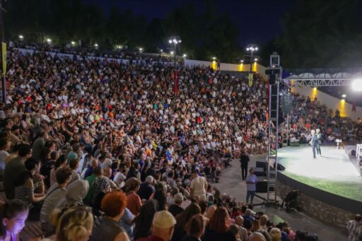 Buca'da Zeki & Metin Amfi Tiyatro Coşkulu Bir Açılışla Sanatseverlere Kapılarını Açtı