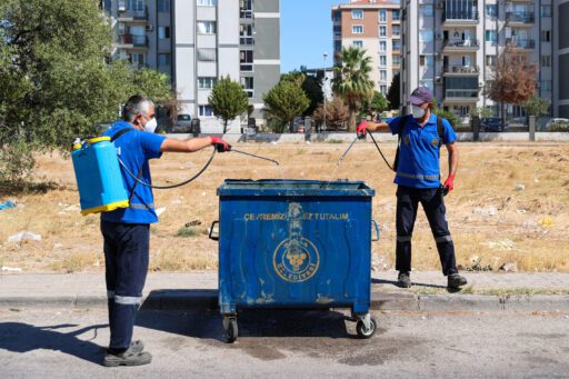 Halk sağlığı için çalışmalarını aralıksız sürdüren Buca Belediyesi, sahadaki ilaçlama