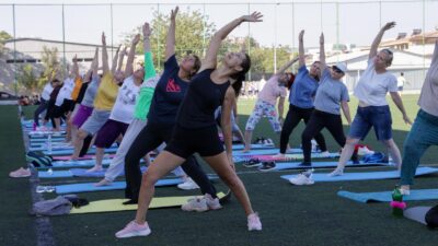 Buca Belediyesi'nin kadınlara yönelik düzenlediği ücretsiz yoga dersleri, yoğun katılımla