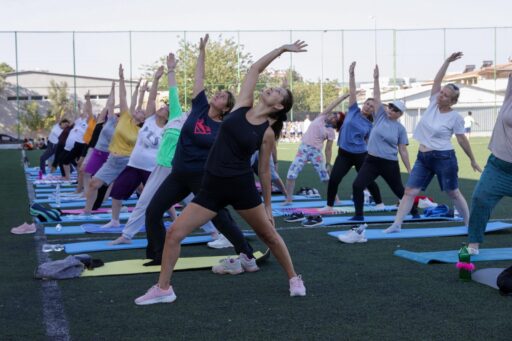 Buca Belediyesi'nin kadınlara yönelik düzenlediği ücretsiz yoga dersleri, yoğun katılımla