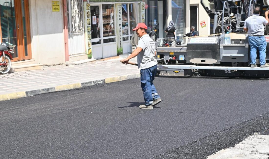 Manisa Büyükşehir Belediyesi, il genelinde yürüttüğü yol yapım çalışmalarını aralıksız