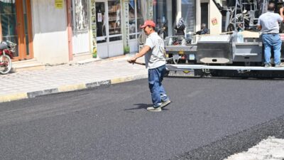 Manisa Büyükşehir Belediyesi, il genelinde yürüttüğü yol yapım çalışmalarını aralıksız