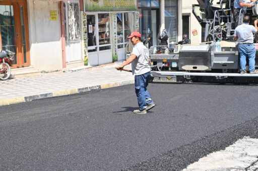 Manisa Büyükşehir Belediyesi, il genelinde yürüttüğü yol yapım çalışmalarını aralıksız