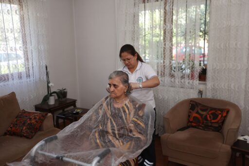 Muğla Büyükşehir Belediyesi bünyesinde görev yapan evde bakım ekipleri, kentin