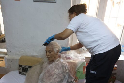 Büyükşehir’den 574 Mahallede Evde Bakım Hizmeti