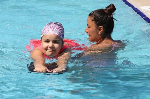 Muğla Büyükşehir Belediyesi, çocukların güvenli ve sağlıklı bir şekilde yüzme