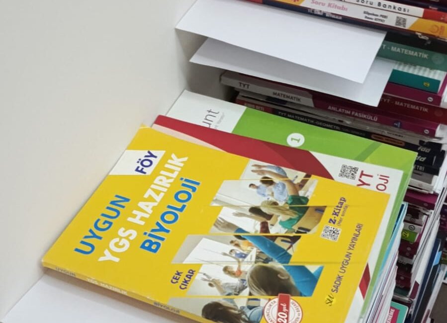CHP Menderes’ten Eğitime Destek: Gençlere Kitap Kampanyası! CHP Menderes İlçe Başkanlığı, Kadın Kolları, Gençlik kolları ve halkçı