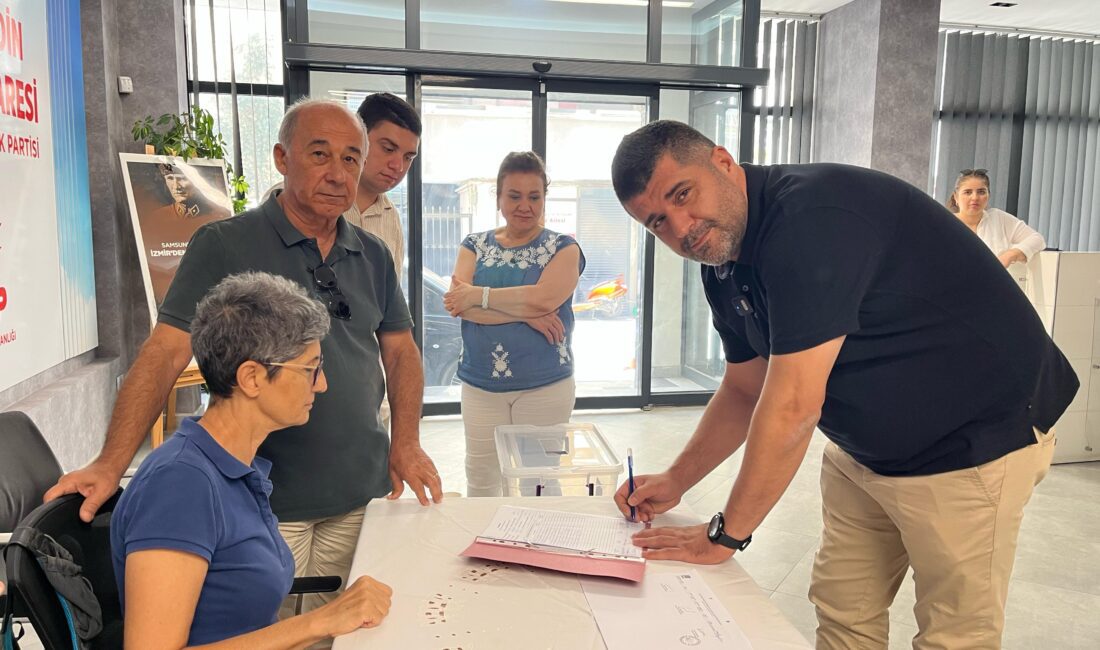 DELEGE SEÇİMLERİMİZ SİYASİ TUTUKLAMALARA TOKAT GİBİ BİR YANIT Cumhuriyet Halk Partisinde Kongre takviminin açıklanmasının ardından CHP İzmir örgütünde
sandıklar