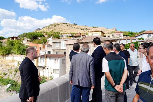 Eyyüp Kadir İnan 1 yıl içinde belediyeleri 5 yıl geriye götürdünüz