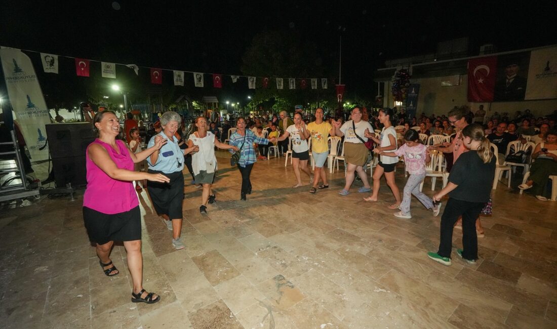 Gaziemir müzikle renkleniyor İzmir Büyükşehir Belediyesi ile Gaziemir Belediyesi’nin ilçenin farklı noktalarında düzenlediği