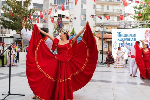 Halk Dansları Festivali’nden coşku dolu açılış