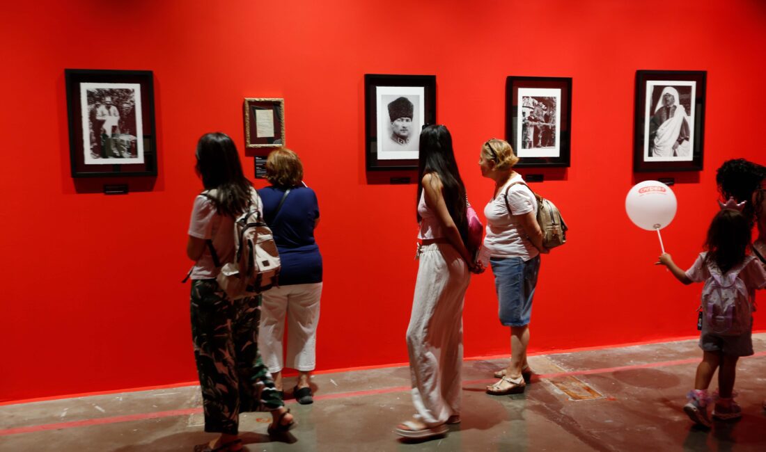 İKİ DEV SERGİYE ZİYARETÇİ AKINI, İKİ GÜNDE 15 BİN KİŞİ GEZDİ İzmir Alsancak’taki Kültürpark, İzmir Büyükşehir Belediyesi ile Folkart’ın işbirliğinde hazırlanan