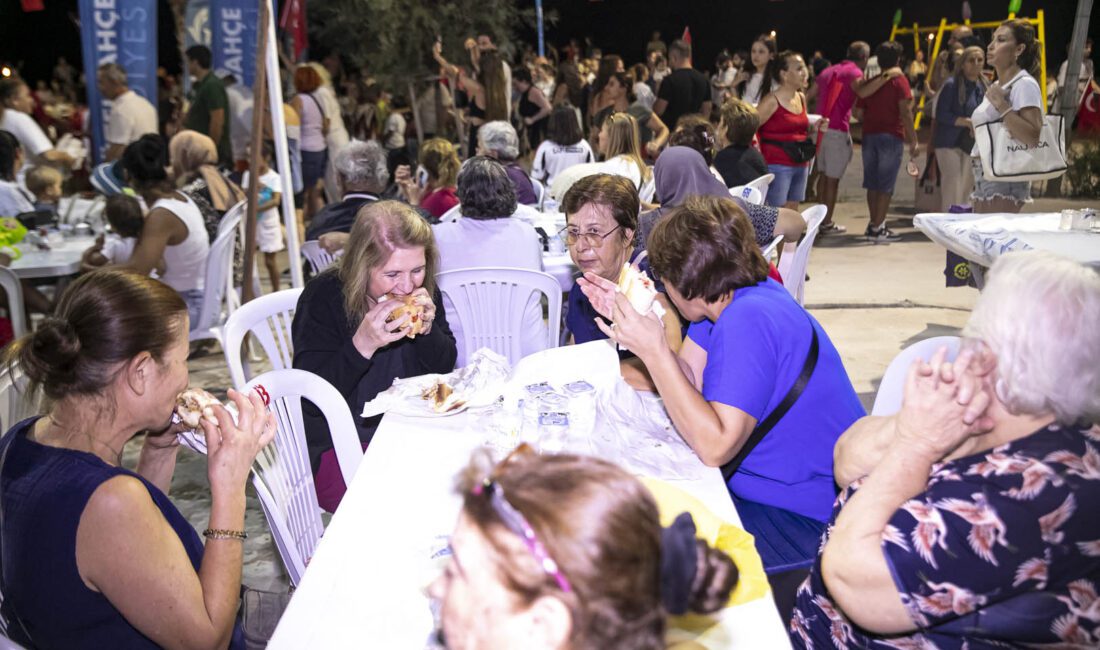 Güzelbahçe Belediyesi'nin düzenlediği fener alayıyla 30 Ağustos Zafer Bayramı coşkuyla