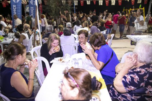 Güzelbahçe Belediyesi'nin düzenlediği fener alayıyla 30 Ağustos Zafer Bayramı coşkuyla