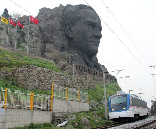 İzmir Büyükşehir Belediyesi, İzmir Banliyö Sistemi’nde (İZBAN) görev yapan personelin