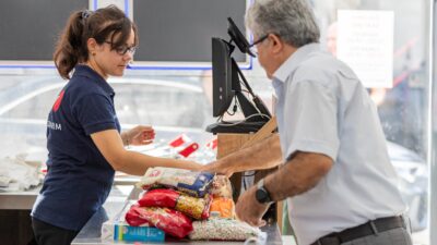 İzmir Büyükşehir Belediyesi’nin güvenli alışveriş merkezi İZMAR, açıldığı nisan ayından