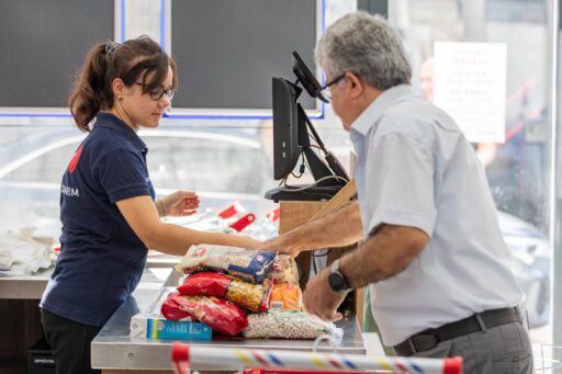 İzmir Büyükşehir Belediyesi’nin güvenli alışveriş merkezi İZMAR, açıldığı nisan ayından