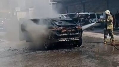 İzmir’in Buca ilçesindeki 6. Sanayi Sitesi’nde park halindeki bir Jaguar