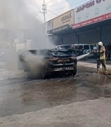 İzmir’in Buca ilçesindeki 6. Sanayi Sitesi’nde park halindeki bir Jaguar