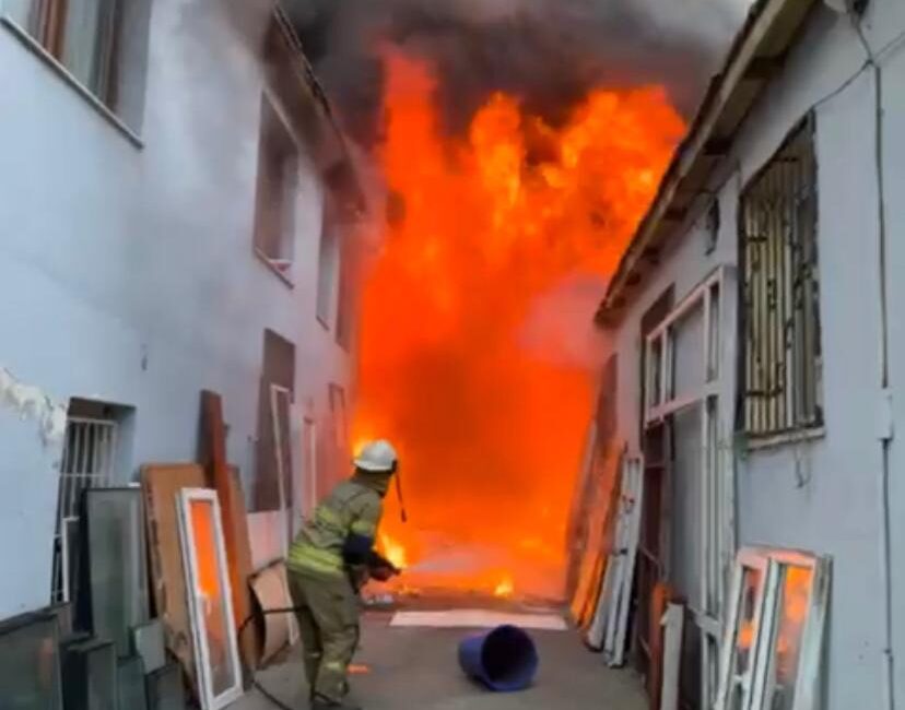 Bugün Konak ilçesi 1.Kadriye Mahallesi’nde çıkan iş yeri yangınına İzmir